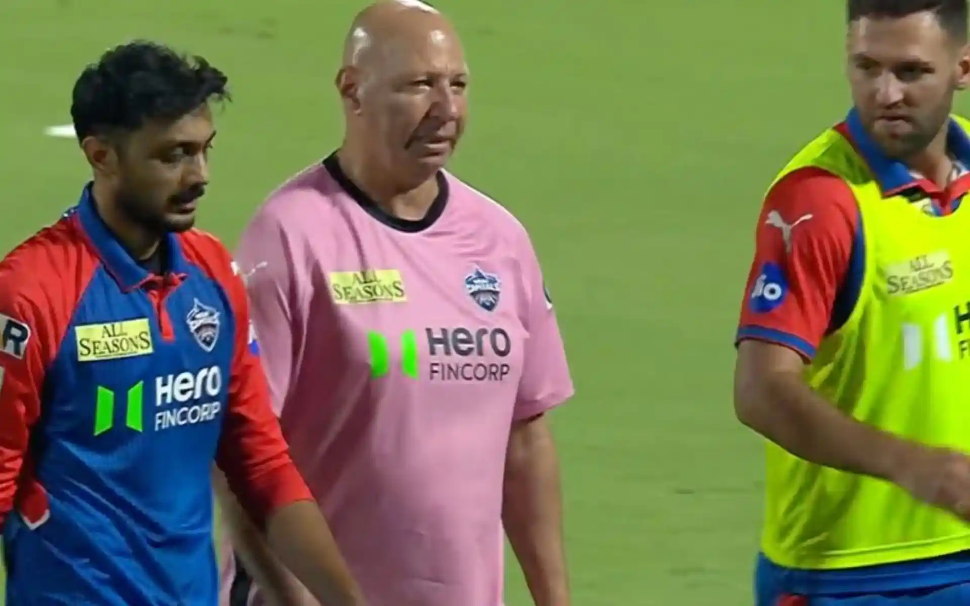 Big Blow For DC! Captain Axar Patel Walks Off The Field With Injury vs KKR